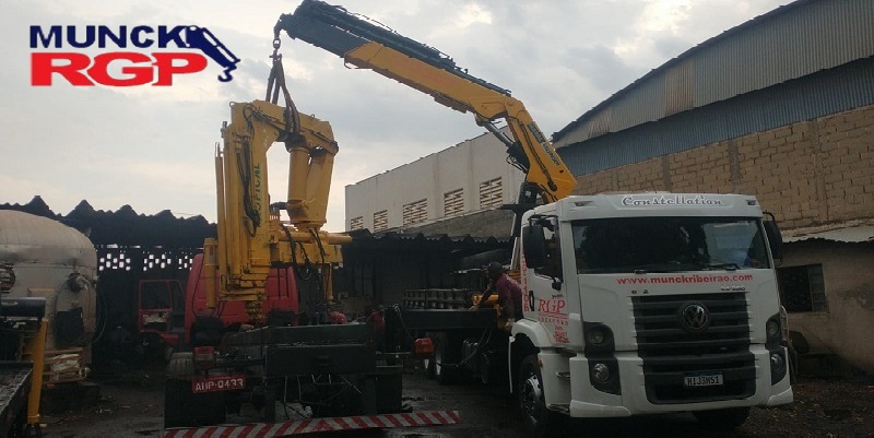 Caminhão Munck em Ribeirão Preto 9 Caminhão Munck em Ribeirão Preto é uma combinação de um caminhão convencional com uma gruazinha hidráulica, que permite o levantamento e movimentação de cargas pesadas, como materiais de construção, máquinas, estruturas metálicas,