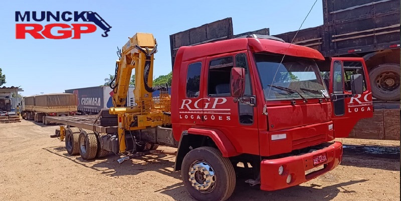 Caminhão Munck em Ribeirão Preto 10 Caminhão Munck em Ribeirão Preto é uma combinação de um caminhão convencional com uma gruazinha hidráulica, que permite o levantamento e movimentação de cargas pesadas, como materiais de construção, máquinas, estruturas metálicas,