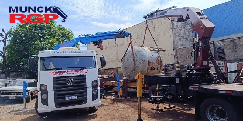 Caminhão Munck em Ribeirão Preto 11 Caminhão Munck em Ribeirão Preto é uma combinação de um caminhão convencional com uma gruazinha hidráulica, que permite o levantamento e movimentação de cargas pesadas, como materiais de construção, máquinas, estruturas metálicas,