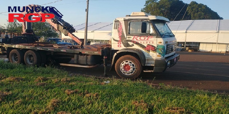 Caminhão Munck em Ribeirão Preto 13 Caminhão Munck em Ribeirão Preto é uma combinação de um caminhão convencional com uma gruazinha hidráulica, que permite o levantamento e movimentação de cargas pesadas, como materiais de construção, máquinas, estruturas metálicas,